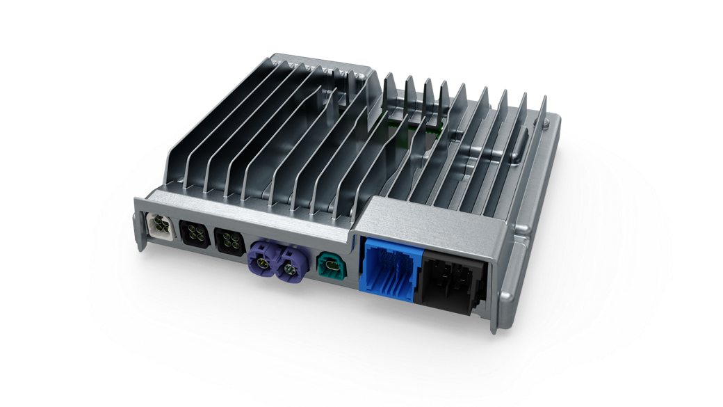 Nahaufnahme einer intelligenten Cockpit-Hochleistungscomputereinheit (HPC) mit Metallgehäuse und integrierten Kühlrippen. Auf der Vorderseite befinden sich mehrere Anschlüsse in verschiedenen Farben, darunter Schwarz, Violett, Grün und Blau, die für Daten-, Strom- und Kommunikationsschnittstellen ausgelegt sind. Das Design legt den Schwerpunkt auf Wärmeableitung und robuste Konnektivität für fortschrittliche Fahrzeugsysteme.