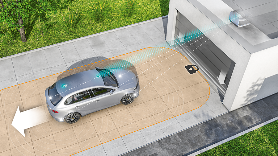 Das Bild zeigt ein Fahrzeug vor einer Garage zum Thema intelligenter Garagenzugang. Die Garage öffnet und schließt sich automatisch, wenn ein Fahrzeug mit der digitalen Zugangslösung von AUMOVIO ein- oder ausfährt.