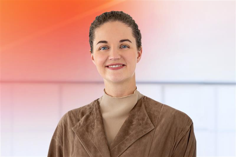 Foto von Stephanie Lorbach, Leiterin Finanzkommunikation bei AUMOVIO