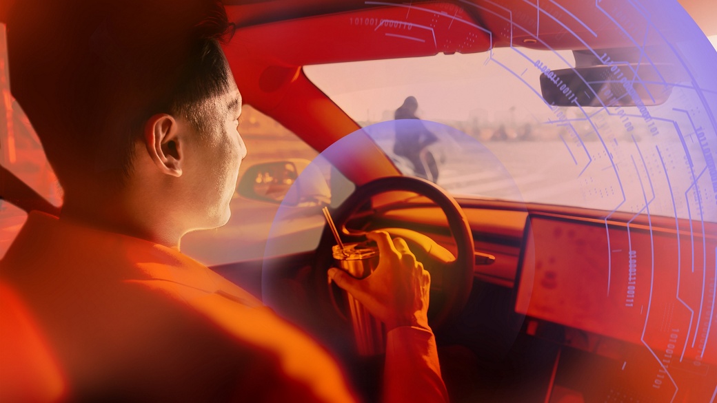 Asiatischer, entspannter Mann benutzt wiederverwendbaren, umweltfreundlichen Strohhalm zum Trinken, während er in einem autonomen, selbstfahrenden Elektroauto sitzt und die Autopilot-Funktion einschaltet.