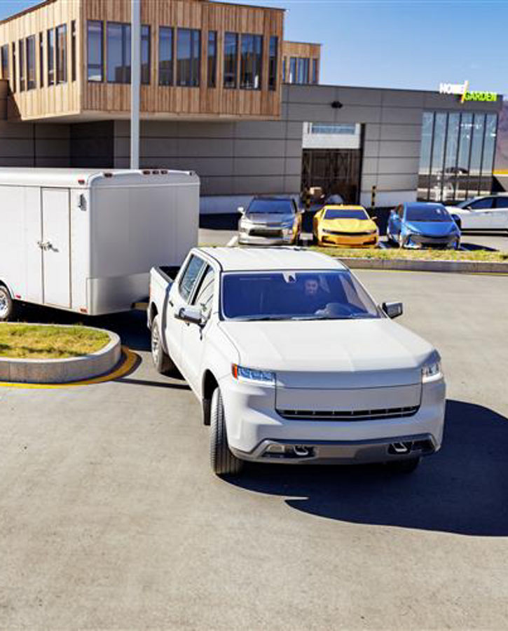 Image of a vehicle combination with pickup truck and trailer on the topic of AUMOVIO's trailer functions. Innovative trailer functions for safer, smarter towing.