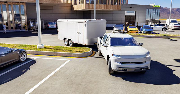 Image of a vehicle combination with pickup truck and trailer on the topic of AUMOVIO's trailer functions. Innovative trailer functions for safer, smarter towing.