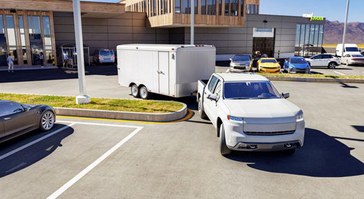 Image of a vehicle combination with pickup truck and trailer on the topic of AUMOVIO's trailer functions. Innovative trailer functions for safer, smarter towing.