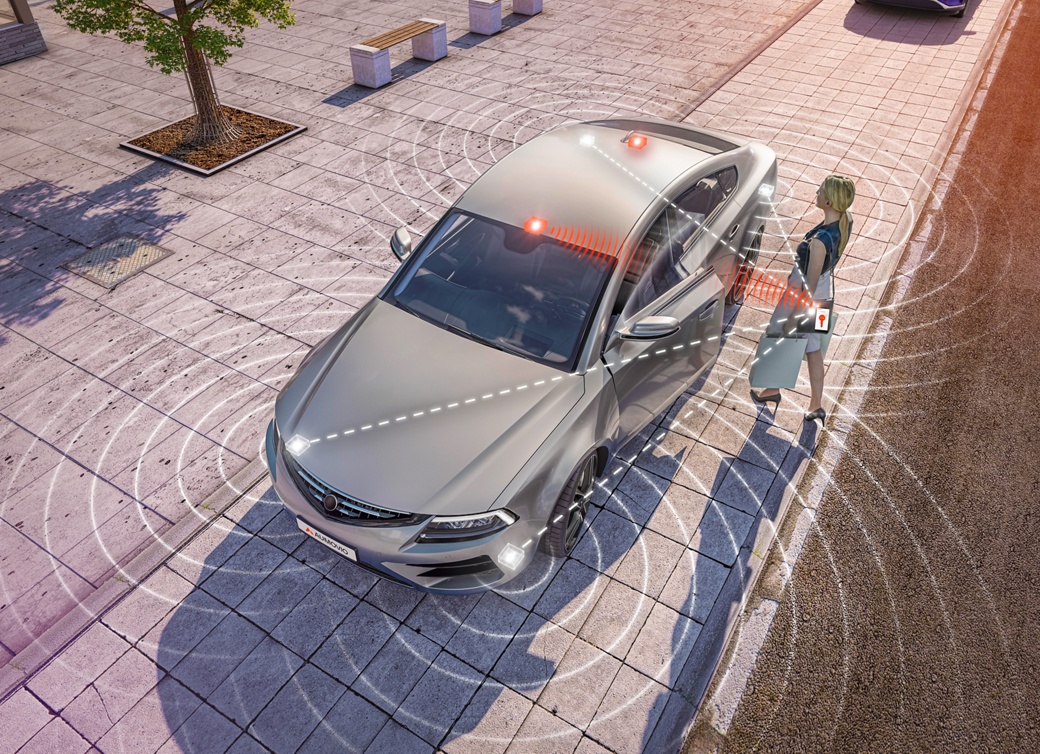 Eine Frau steht auf dem Bürgersteig neben einem geparkten silbernen Auto, auf dem digitale Wellen und blaue Lichter die Sensor- oder Smart-Key-Technologie des Fahrzeugs veranschaulichen. In der Nähe befinden sich ein Baum und Bänke entlang der gepflasterten Straße.