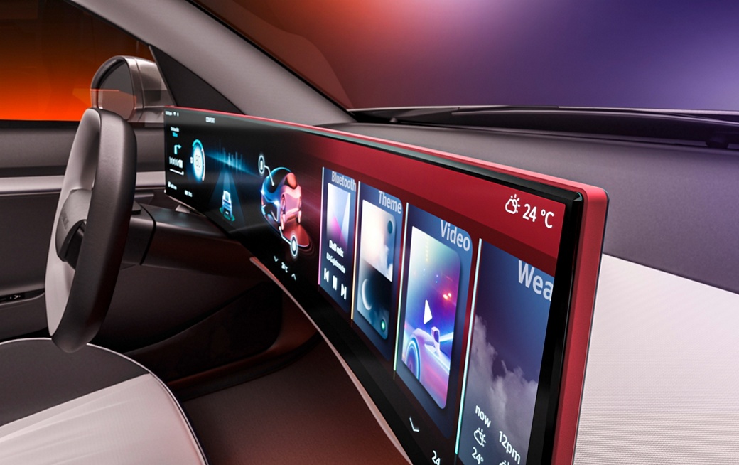 Bild der 34-Zoll-OLED-Display-Lösung von AUMOVIO. OLED-Displays bieten eine atemberaubende Bildtiefe mit echtem Schwarz und lebendigen Farben. Dank ihrer ultradünnen, flexiblen Form lassen sie sich nahtlos in gekrümmte und hochwertige Oberflächen integrieren.  Der Geschäftsbereich User Experience (UX) mit  Skaleneffekten durch Megafabriken und führend bei Display-Lösungen und Head-up-Displays.