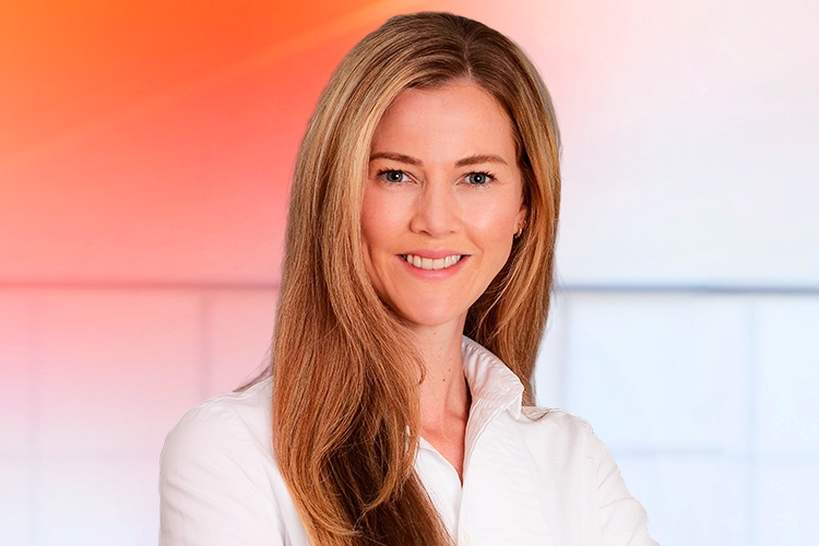 Foto von Valerie Libercka, Mediensprecherin für Softwarearchitektur und Netzwerklösungen bei AUMOVIO für Produkte und Technologien