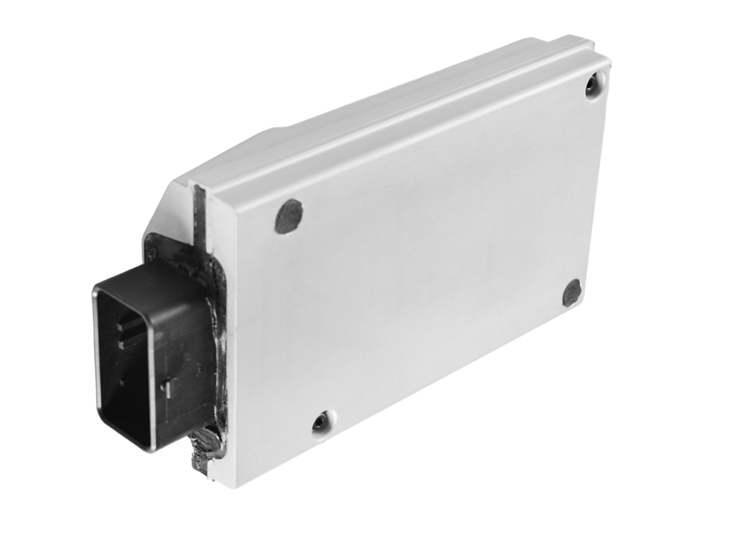 Nahaufnahme einer rechteckigen silbernen Fahrzeugsteuerungseinheit mit einem schwarzen Anschlussstecker an einer Seite, die für elektronische Systeme in Kraftfahrzeugen entwickelt wurde.