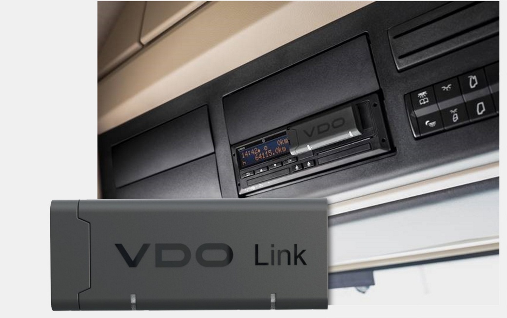 Produktfoto des VDO Link und Abbildung seiner Verwendung zusammen mit dem intelligenten Fahrtenschreiber DTCO 4.1. Diese Plug-and-Play-Lösung ist die erste ihrer Art und ermöglicht die Abfrage und Verarbeitung von Fahrtenschreiberdaten in Echtzeit aus der Ferne – ohne dass fest installierte Telematikmodule im Fahrzeug erforderlich sind.