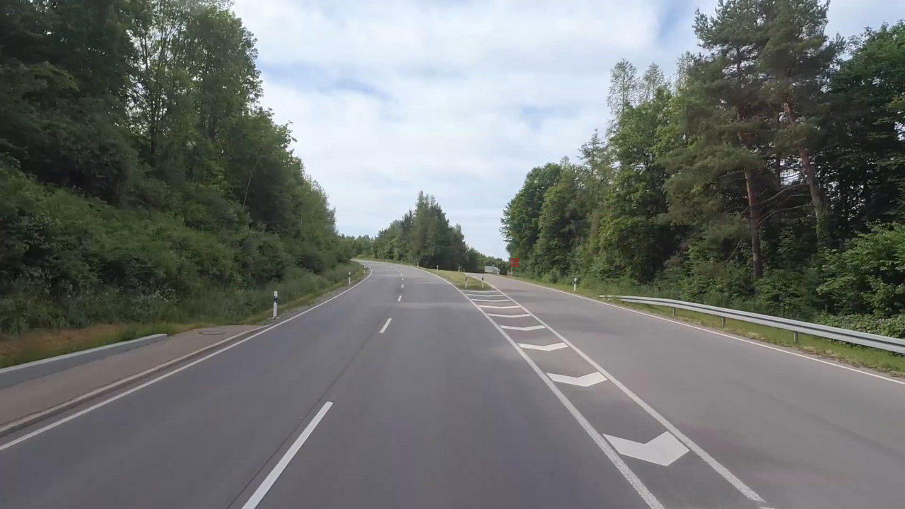Video about Xelve eHorizon Dynamic Road Events, the service that warns vehicles in advance of critical situations such as accidents, slippery roads, or construction sites in relation to ISA and ADAS functions.