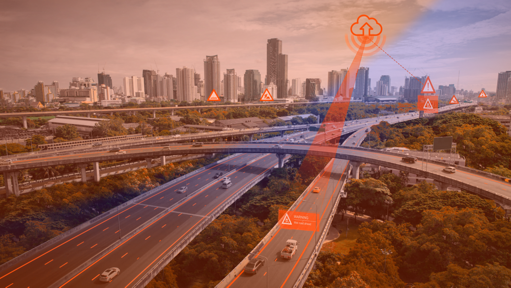 Vogelperspektive einer Verkehrssituation auf Autobahnen, mit orangefarbenen Linien und Überlagerungen, die die Xelve eHorizon-Plattform und -Dienste darstellen