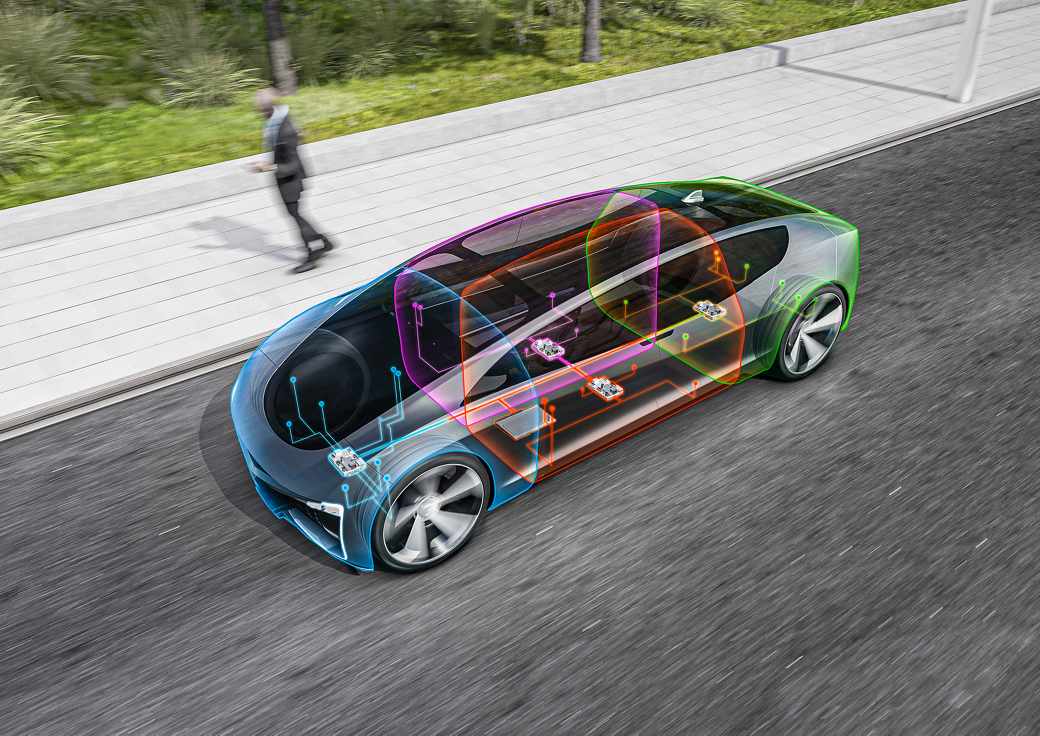 Futuristisches Auto auf einer Straße mit transparenten Karosserieüberlagerungen, die die interne elektronische Architektur zeigen. Farbcodierte Bereiche heben die Zonensteuergeräte und die Verkabelung für fortschrittliches zonenbasiertes Fahrzeugdesign und Konnektivität hervor.